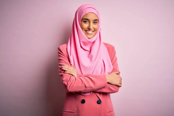 Joven Hermosa Mujer Negocios Morena Con Hijab Musulmán Rosa Chaqueta —  Fotos de Stock