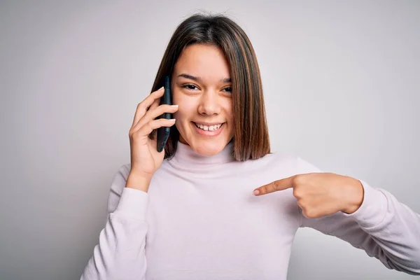 Menina Morena Bonita Conversando Smartphone Sobre Fundo Branco Com Rosto — Fotografia de Stock