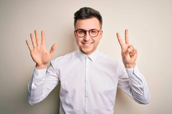 Joven Negocio Guapo Mas Con Gafas Camisa Elegante Sobre Fondo — Foto de Stock