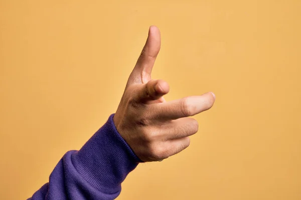 白人年轻人的手伸出来 用手指挡住孤立的黄色背景 用食指指向摄像机 选择并指向方向 — 图库照片