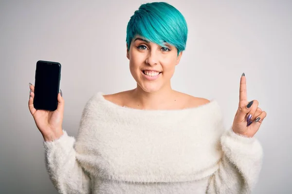 Mavi Saçlı Elinde Akıllı Telefon Tutan Genç Bir Kadın Bir — Stok fotoğraf