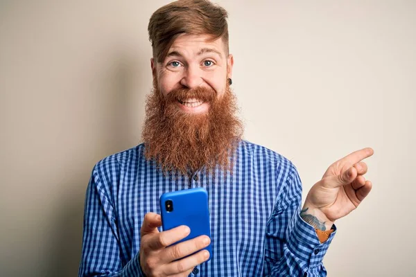 Rossa Irlandese Uomo Con Barba Utilizzando Smartphone Guardando Schermo Sfondo — Foto Stock