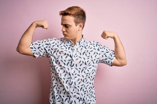 Joven Hombre Pelirrojo Guapo Con Camisa Verano Casual Pie Sobre — Foto de Stock