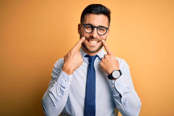 Jovem Empresário Bonito Vestindo Gravata Óculos Sobre Fundo Amarelo Sorrindo — Fotografia de Stock