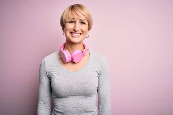 Junge Blonde Frau Mit Kurzen Haaren Kopfhörer Auf Dem Hals — Stockfoto