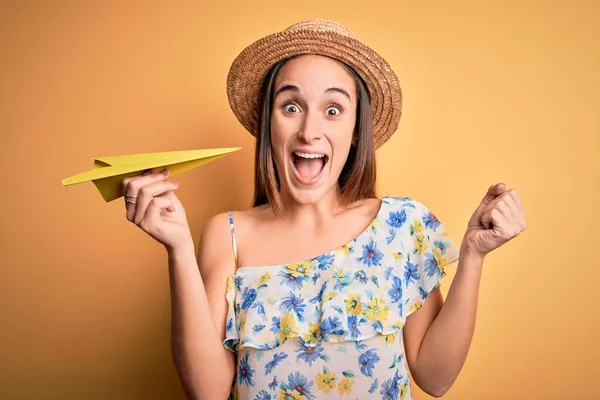 Junge Touristin Urlaub Mit Sommermütze Hält Handfächer Über Gelbem Hintergrund — Stockfoto