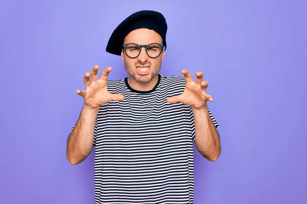 Schöner Mann Mit Blauen Augen Trägt Gestreiftes Shirt Und Französisches — Stockfoto