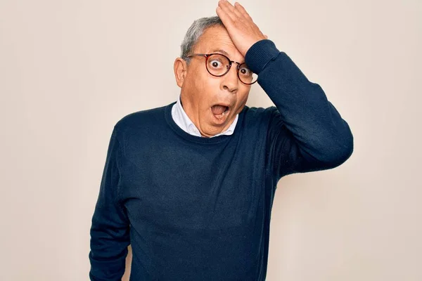 Senior Stilig Gråhårig Man Bär Tröja Och Glasögon Över Isolerad — Stockfoto