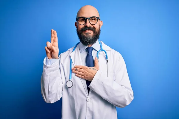 Guapo Calvo Doctor Hombre Con Barba Usando Gafas Estetoscopio Sobre — Foto de Stock