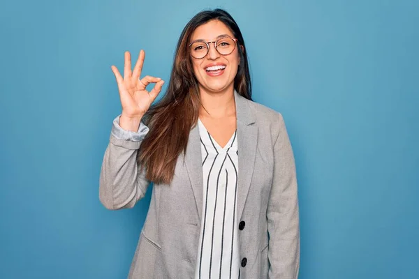 Young Hispanic Business Woman Wearing Glasses Standing Blue Isolated Background — Stock Photo, Image