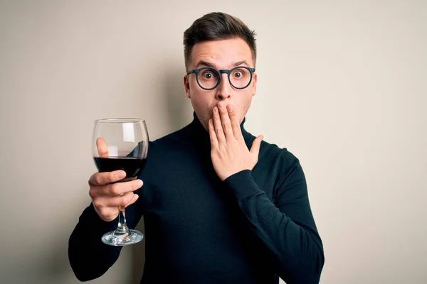 Νεαρός Όμορφος Καυκάσιος Άντρας Πίνει Ένα Ποτήρι Κόκκινο Κρασί Πάνω — Φωτογραφία Αρχείου