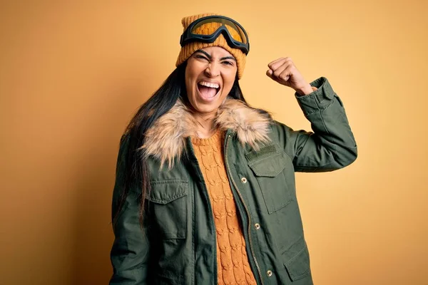 Joven Mujer Hispana Hermosa Usando Gafas Esquí Abrigo Para Clima — Foto de Stock