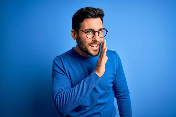 Joven Hombre Guapo Con Barba Usando Suéter Casual Gafas Sobre —  Fotos de Stock