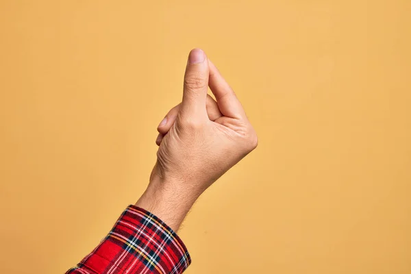 Mão Jovem Caucasiano Mostrando Dedos Sobre Fundo Amarelo Isolado Segurando — Fotografia de Stock