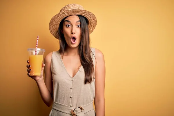 Junge Schöne Frau Urlaub Mit Sommermütze Die Gesunden Orangensaft Trinkt — Stockfoto
