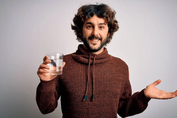 Junger Gutaussehender Mann Mit Bart Trinkt Ein Glas Wasser Vor — Stockfoto