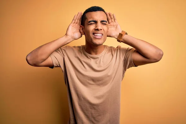 Jovem Bonito Homem Afro Americano Vestindo Camiseta Casual Sobre Fundo — Fotografia de Stock