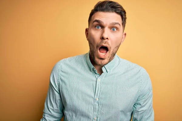 Jovem Homem Negócios Com Olhos Azuis Vestindo Elegante Camisa Verde — Fotografia de Stock