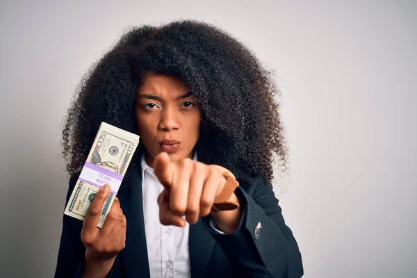 20ドルの紙幣を持っているアフロの髪を持つ若いアフリカ系アメリカ人のビジネス女性は カメラを指差して あなたに 手のサイン 正とフロントから自信を持ってジェスチャー — ストック写真
