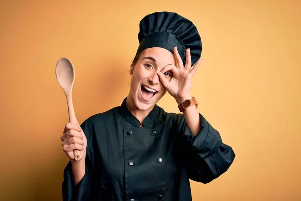 Joven Mujer Hermosa Chef Con Uniforme Cocina Sombrero Sosteniendo Cuchara —  Fotos de Stock