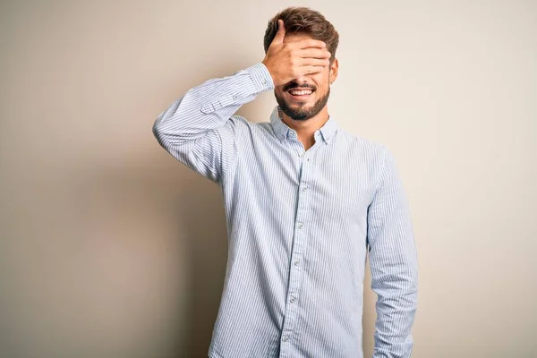 Ung Stilig Man Med Skägg Bär Randig Skjorta Står Över — Stockfoto