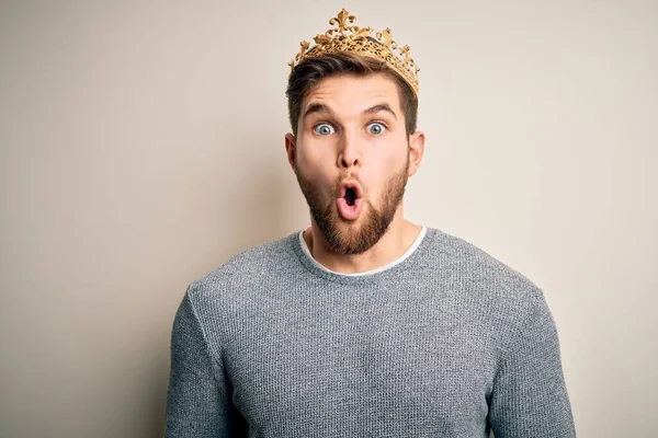 Joven Hombre Rubio Con Barba Ojos Azules Vistiendo Corona Dorada —  Fotos de Stock