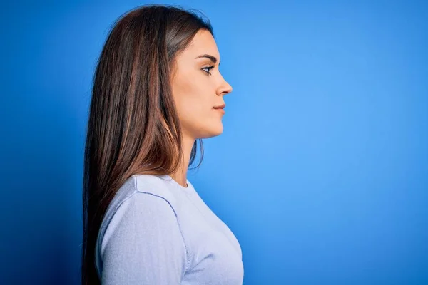 Junge Schöne Brünette Frau Trägt Lässigen Pullover Der Über Blauem — Stockfoto