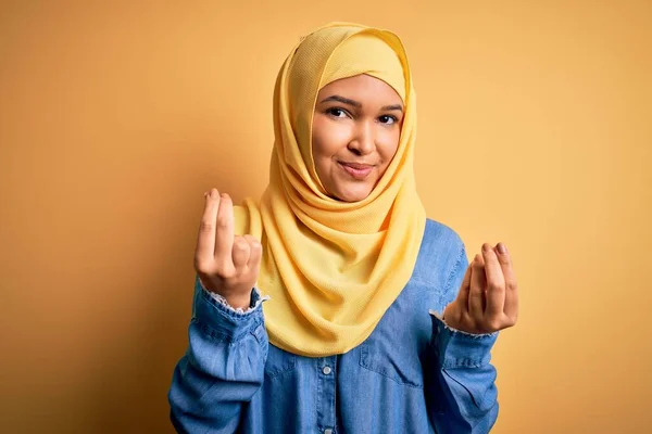Молода Красива Жінка Кучерявим Волоссям Арабському Традиційному Хіджабі Жовтому Тлі — стокове фото