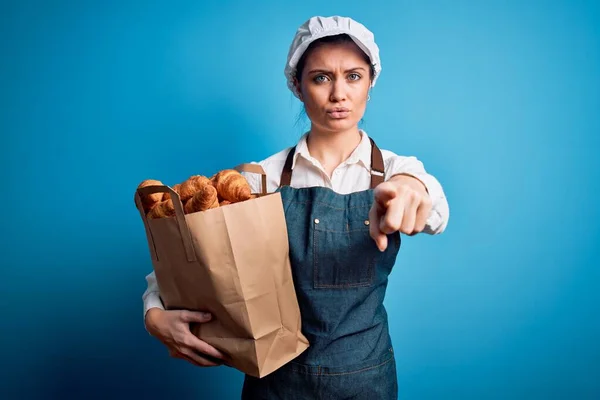 Jonge Mooie Bakker Vrouw Met Blauwe Ogen Dragen Schort Houden — Stockfoto