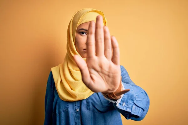 Joven Hermosa Mujer Con Pelo Rizado Usando Hiyab Tradicional Árabe — Foto de Stock