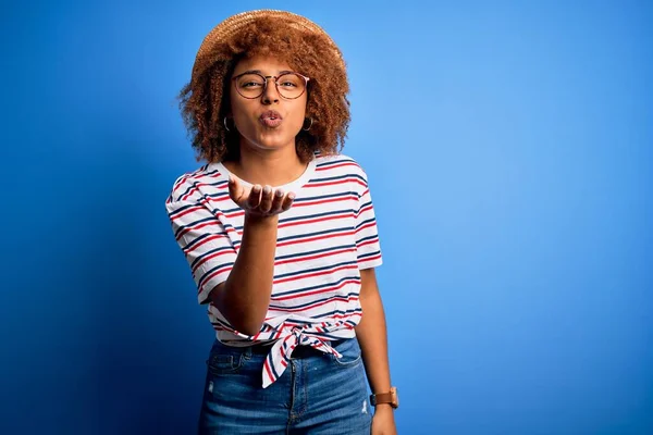 Mulher Afro Americana Com Cabelos Cacheados Férias Usando Chapéu Verão — Fotografia de Stock