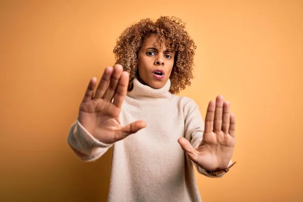 Jovem Bela Mulher Afro Americana Vestindo Camisola Gola Alta Sobre — Fotografia de Stock