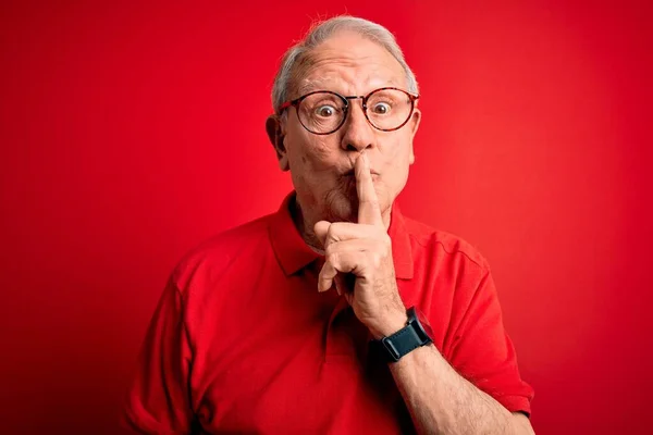 Siwy Starszy Pan Okularach Luźnej Koszulce Czerwonym Tle Proszący Ciszę — Zdjęcie stockowe