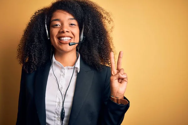 Joven Mujer Afroamericana Operadora Con Pelo Afro Usando Auriculares Sobre —  Fotos de Stock