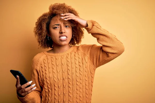 스마트폰을 사용하여 대화를 나누는 곱슬머리의 아프리카 미국인젊은 여성은 수치심 놀라움의 — 스톡 사진