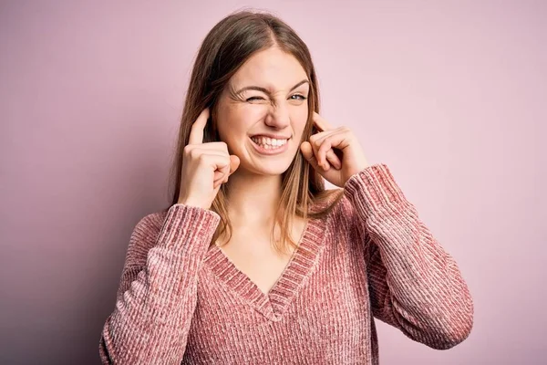 Jovem Mulher Ruiva Bonita Vestindo Camisola Casual Sobre Fundo Rosa — Fotografia de Stock