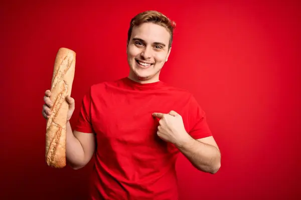 Joven Hombre Pelirrojo Guapo Sosteniendo Pan Casero Fresco Sobre Fondo —  Fotos de Stock