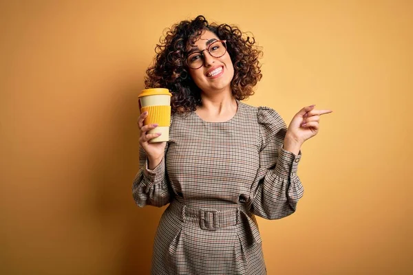 Genç Kıvırcık Arap Kadını Gözlük Takıyor Bir Fincan Kahve Içiyor — Stok fotoğraf