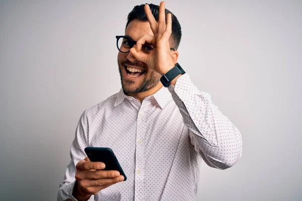 Junger Gutaussehender Mann Mit Brille Der Sich Mit Smartphone Und — Stockfoto