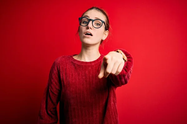 Jovem Mulher Ruiva Bonita Vestindo Camisola Casual Sobre Fundo Vermelho — Fotografia de Stock