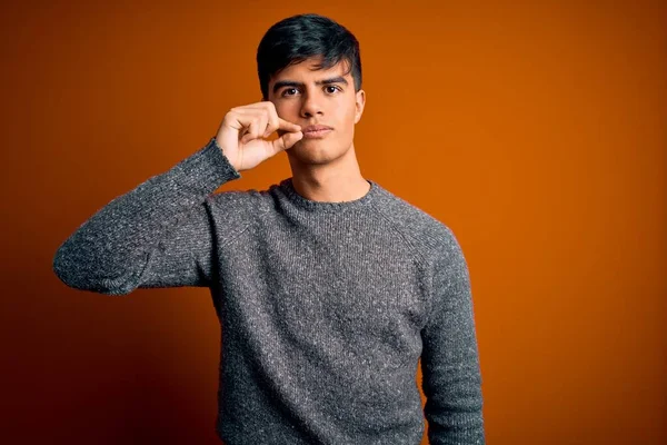 Jonge Knappe Man Met Casual Sweater Geïsoleerde Oranje Achtergrond Mond — Stockfoto