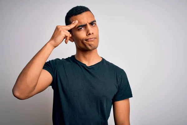 Joven Hombre Afroamericano Guapo Vistiendo Camiseta Casual Pie Sobre Fondo —  Fotos de Stock