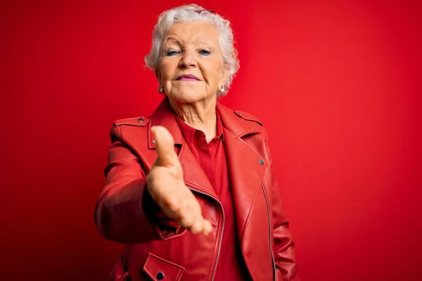 Senior Hermosa Mujer Pelo Gris Con Chaqueta Roja Casual Gafas — Foto de Stock