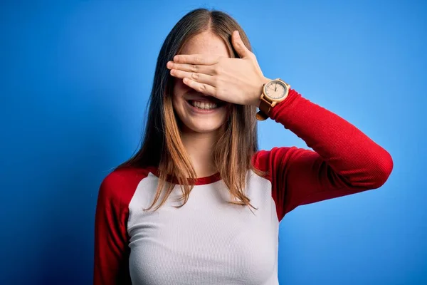Jonge Mooie Roodharige Vrouw Draagt Casual Shirt Geïsoleerde Blauwe Achtergrond — Stockfoto