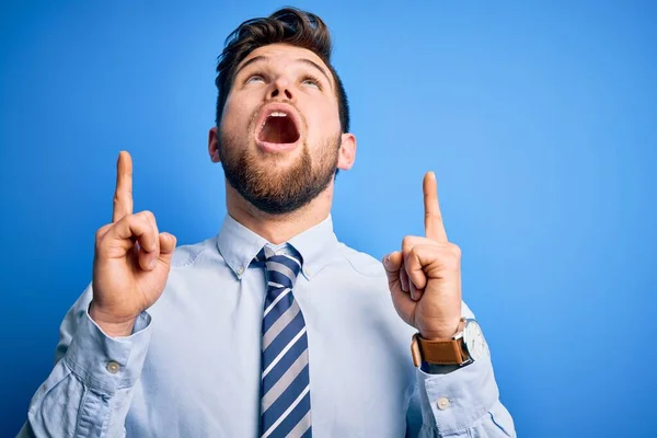 Jovem Empresário Loiro Com Barba Olhos Azuis Vestindo Camisa Elegante — Fotografia de Stock