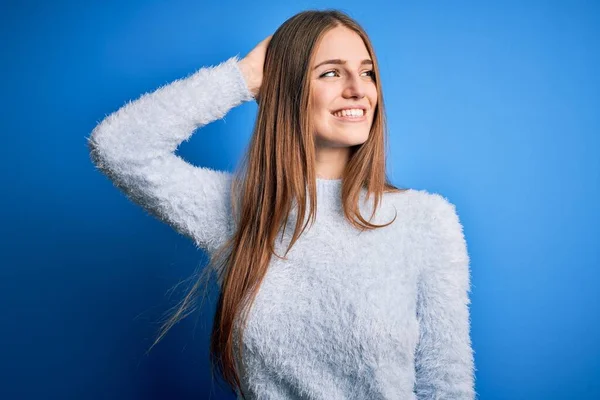 Junge Schöne Rothaarige Frau Trägt Lässigen Pullover Über Isoliertem Blauen — Stockfoto