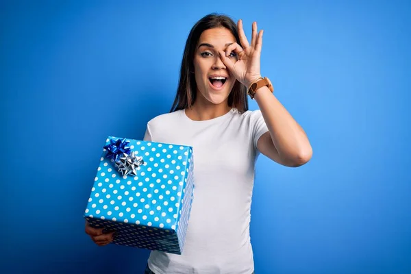 Mladá Krásná Brunetka Žena Drží Dárek Narozeninám Přes Izolované Modré — Stock fotografie