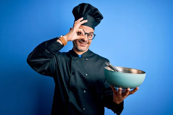 Joven Hombre Guapo Chef Con Uniforme Cocina Sombrero Mezclando Usando —  Fotos de Stock