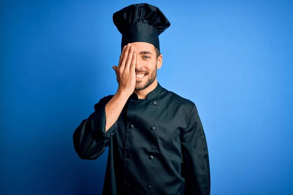 Joven Hombre Guapo Chef Con Barba Con Uniforme Cocina Sombrero — Foto de Stock