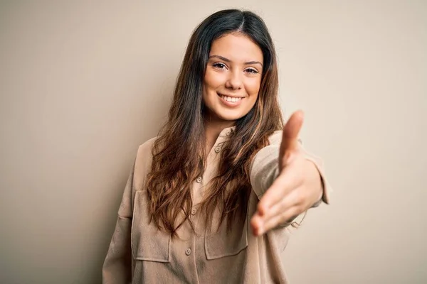 Junge Schöne Brünette Frau Lässigem Hemd Das Über Weißem Hintergrund — Stockfoto